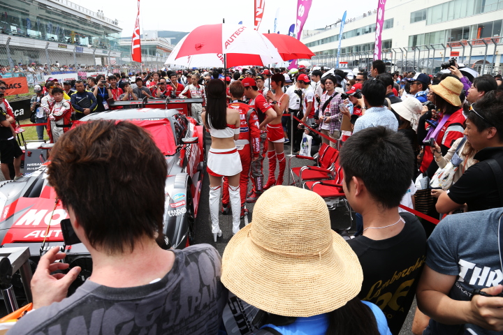 スタート進行: 松田次生／ロニー・クインタレッリ組（GT500:MOTUL AUTECH GT-R）
