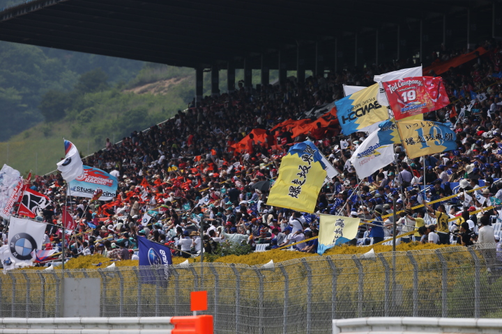 スタート進行: メーンスタンドで振られる各チームの応援旗