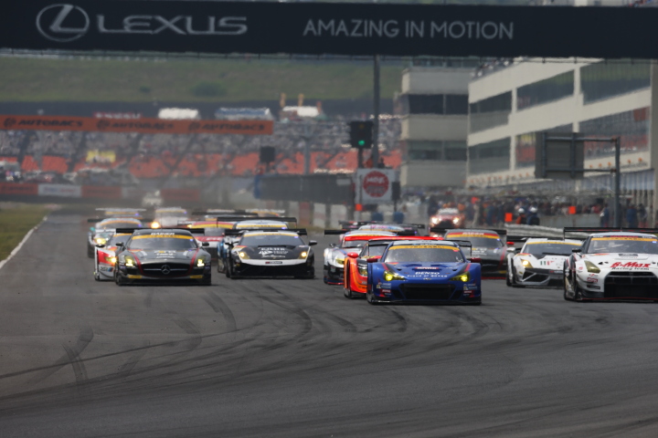 決勝レース: GT300クラスのスタートシーン