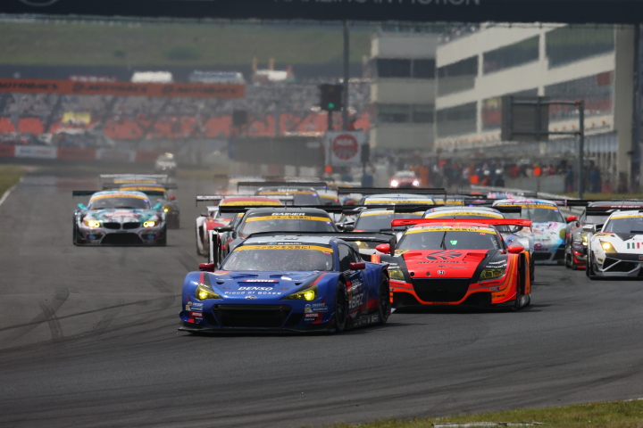 決勝レース: GT300クラスのスタートシーン