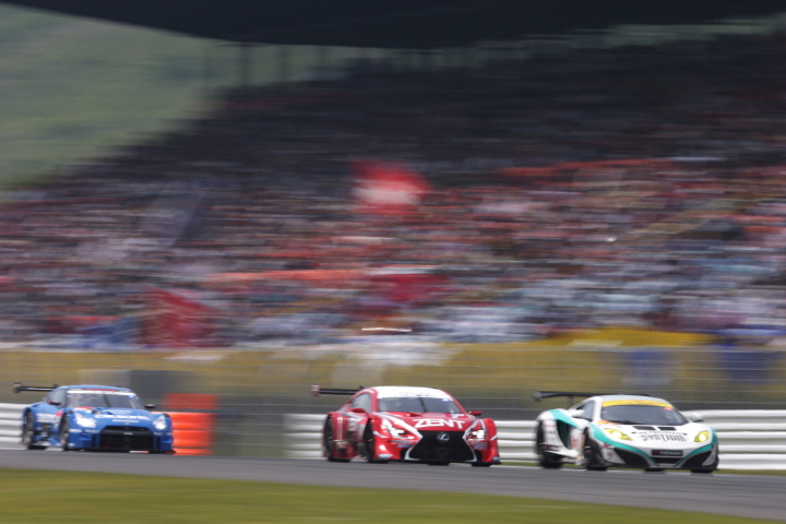 決勝レース: 観客スタンド前のストレートを行くGTマシンたち