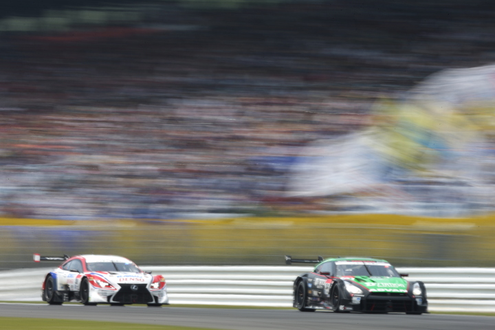 決勝レース: ミハエル・クルム（D'station ADVAN GT-R） vs オリバー・ジャービス（DENSO KOBELCO SARD RC F）