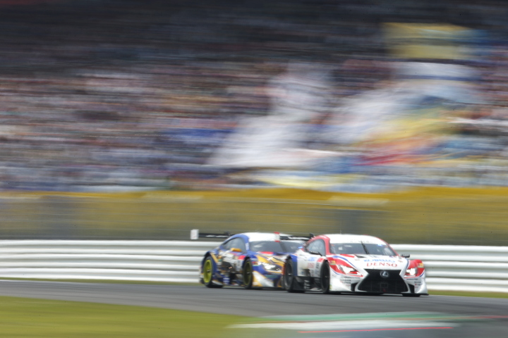 決勝レース: オリバー・ジャービス（DENSO KOBELCO SARD RC F） vs 関口雄飛（WedsSport ADVAN RC F）