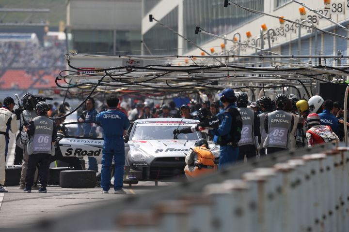 決勝レース: ピットインしたGT500:S Road MOLA GT-R