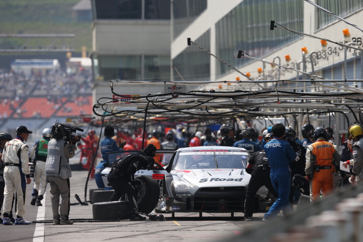 決勝レース: ピットインしたS Road MOLA GT-R