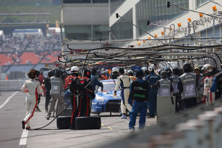 決勝レース: ピットインしたカルソニックIMPUL GT-R