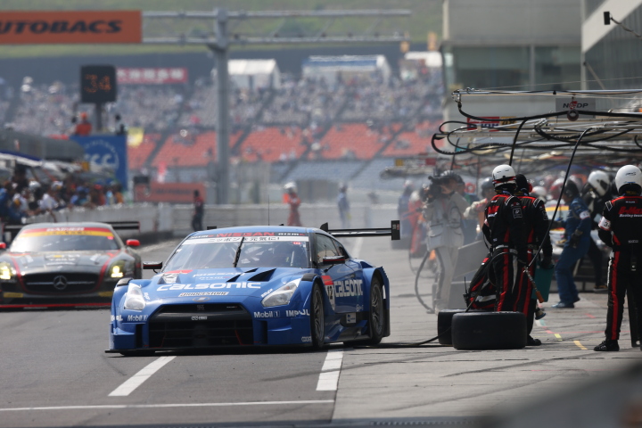 決勝レース: ピットアウトする安田裕信（GT500:カルソニックIMPUL GT-R）