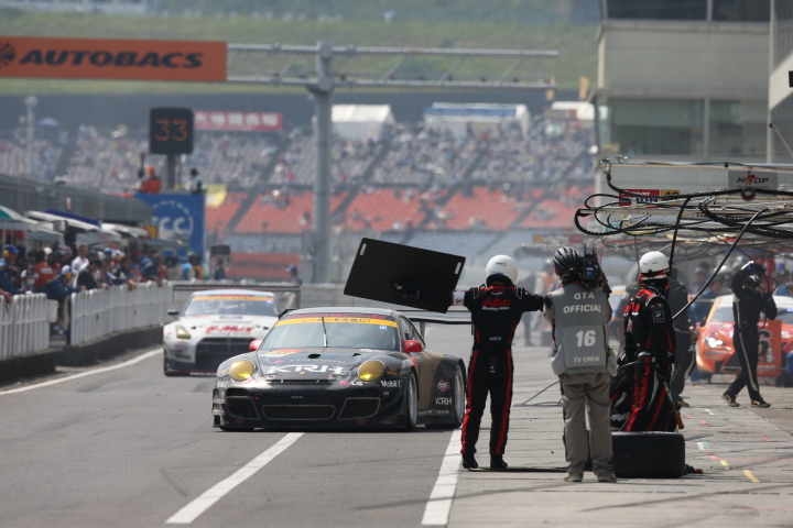 決勝レース: ピットアウトする峰尾恭輔（GT300:PUMA KRH PORSCHE）