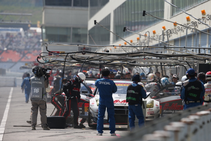 決勝レース: ピットインするB-MAX NDDP GT-R