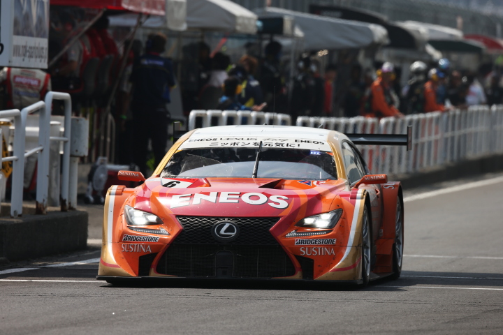 決勝レース: ピットアウトする大嶋和也（GT500:ENEOS SUSTINA RC F）