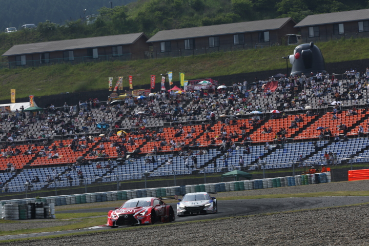 決勝レース: 立川祐路（ZENT CERUMO RC F） vs 山本尚貴（ウイダー モデューロ NSX CONCEPT-GT）