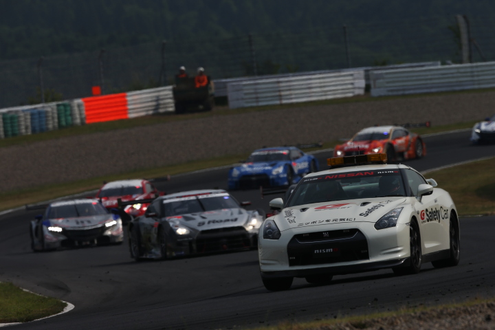 決勝レース: レース途中、岩崎祐貴の大クラッシュによりSCが導入された