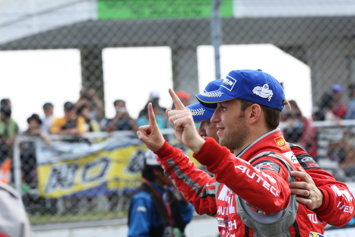 決勝レース: GT500クラスで優勝した松田次生／ロニー・クインタレッリ組（MOTUL AUTECH GT-R）