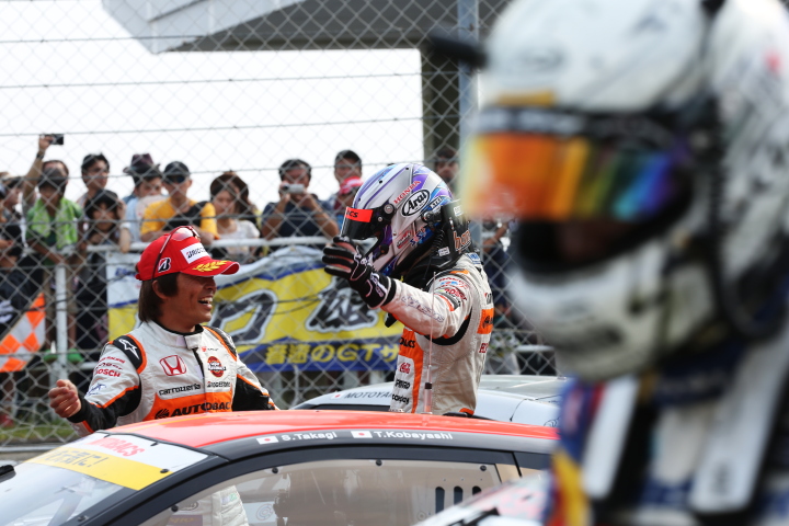 決勝レース: GT300クラスで優勝した高木真一／小林崇志組（ARTA CR-Z GT）