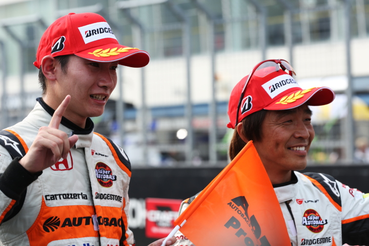 決勝レース: GT300クラスで優勝した高木真一／小林崇志組（ARTA CR-Z GT）