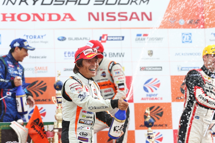 決勝レース: シャンパンファイトはGT300クラス優勝の高木真一（ARTA CR-Z GT）