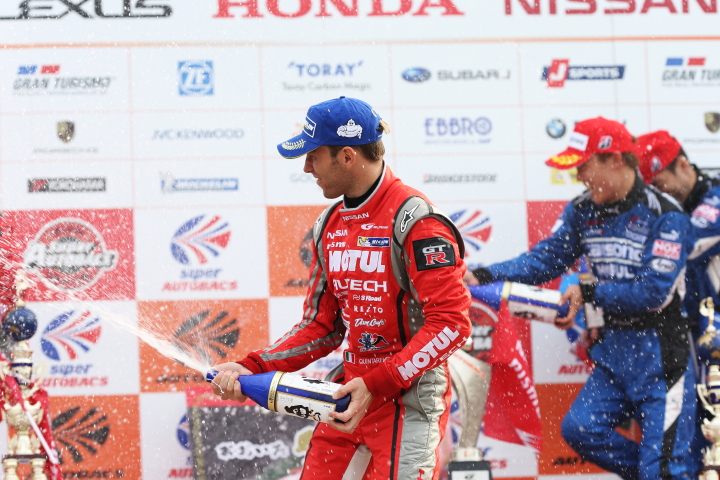 決勝レース: シャンパンファイトはロニー・クインタレッリ（MOTUL AUTECH GT-R）