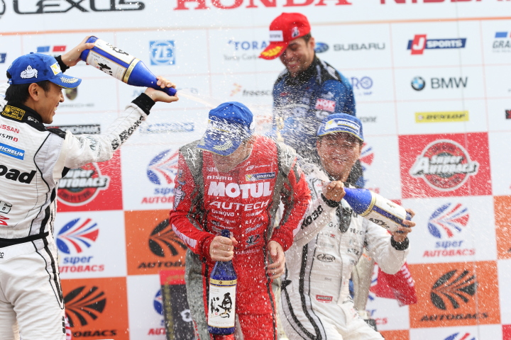 決勝レース: GT500クラスで表彰台を独占した日産勢同士のシャンパンファイト