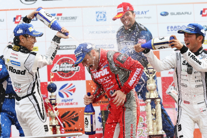 決勝レース: GT500クラスで表彰台を独占した日産勢同士のシャンパンファイト