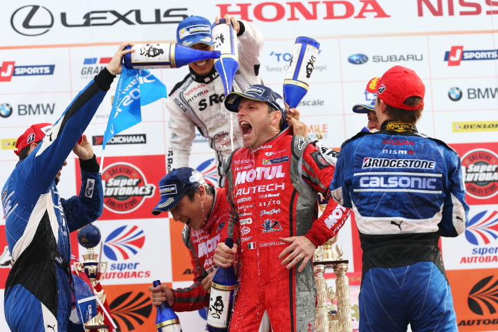 決勝レース: GT500クラスで表彰台を独占した日産勢同士のシャンパンファイト