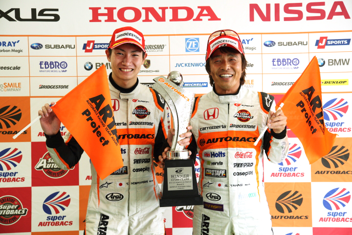 決勝フォトセッション:  GT300クラスで優勝した高木真一／小林崇志組（ARTA CR-Z GT）