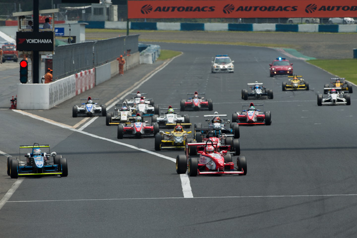 決勝レース: 15周の決勝がスタートした