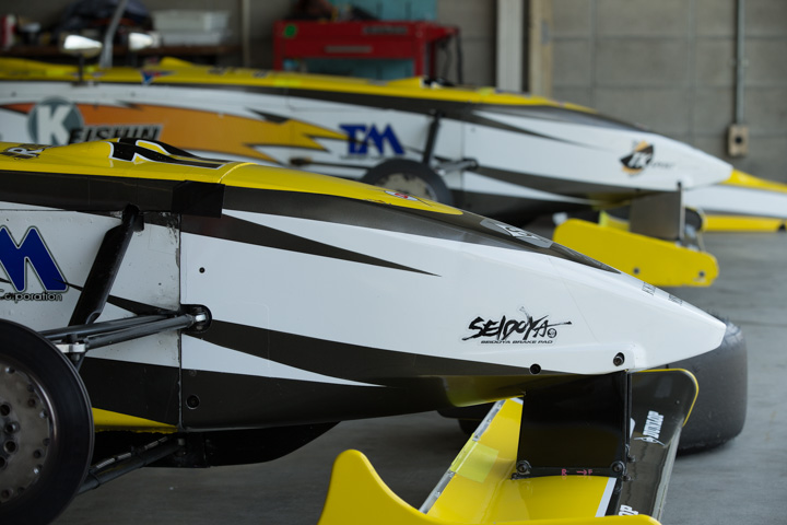 ピットウォーク: 久保宣夫と鶴田和弥のマシン（MYST KK-ZS）