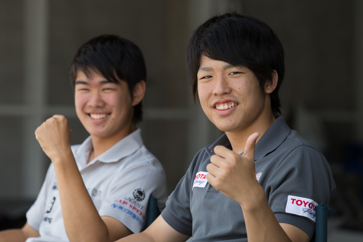 ピットウォーク: 坪井翔（手前）（FC:美人＆LTVフィールドFTRS）と根本悠生（奥）（FC:WILLDOZTEスピリット ）