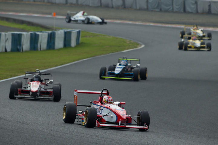 決勝レース: 牧野任祐（A:マルサンミスト制動屋Rn・SPORTS）を先頭にフォーメーションラップが始まった