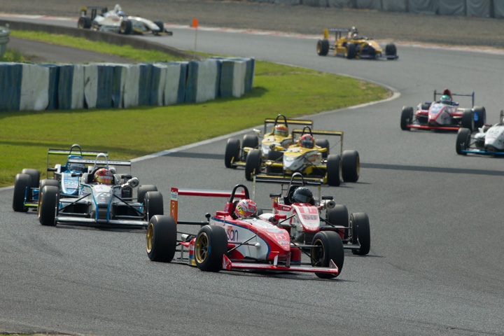 決勝レース: スタートを制したのは牧野任祐（A:マルサンミスト制動屋Rn・SPORTS）