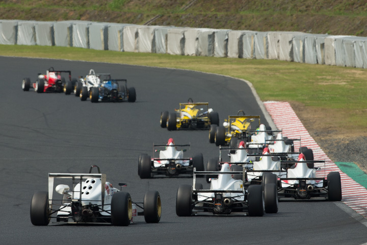 決勝レース: ウィリアムズコーナーを立ち上がる後方のFCクラスたち