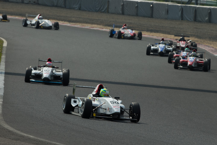 決勝レース: FCクラスは根本悠生が先頭に立つ（FC:WILLDOZTEスピリット）