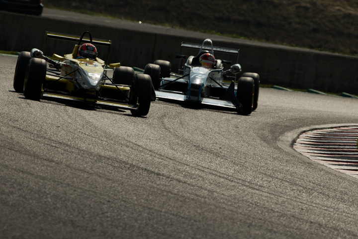 決勝レース: 久保宣夫（A:佐藤製作所☆オートセレクトMYST制動屋）に迫る平木湧也（C:SUCCEED SPORTS F108）