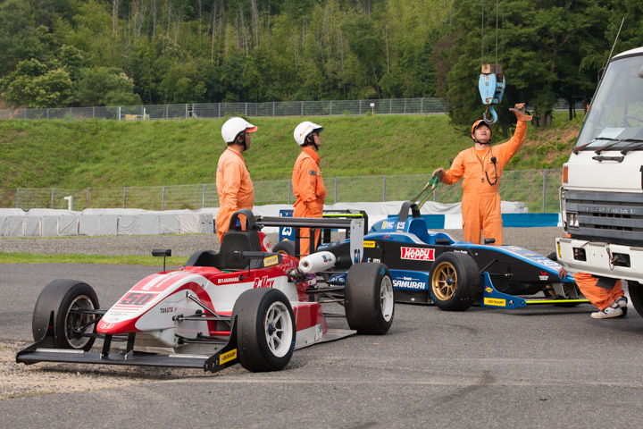 決勝レース: ストップした浅原悠貴（C:CMインダストリー・RK01）と牧野任祐（A:マルサンミスト制動屋Rn・SPORTS）のマシン