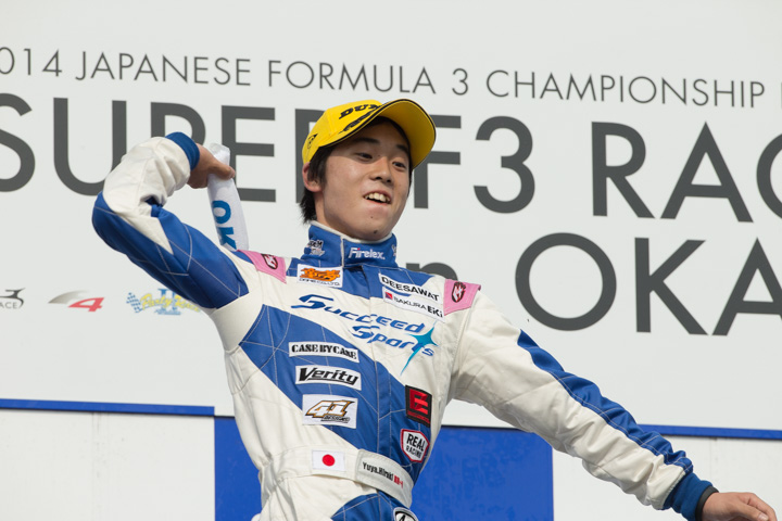 決勝レース: 表彰台に立つ優勝した平木湧也（C:SUCCEED SPORTS F108）