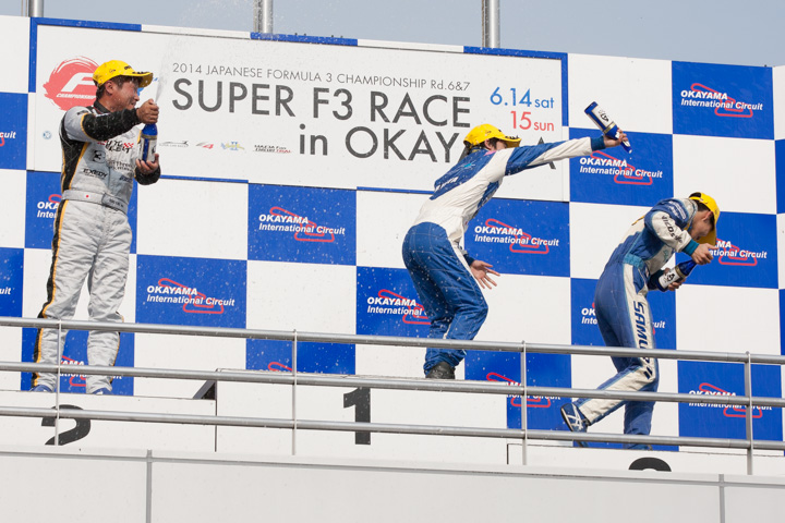 決勝レース: 表彰台に登ったトップ3のシャンパンファイト