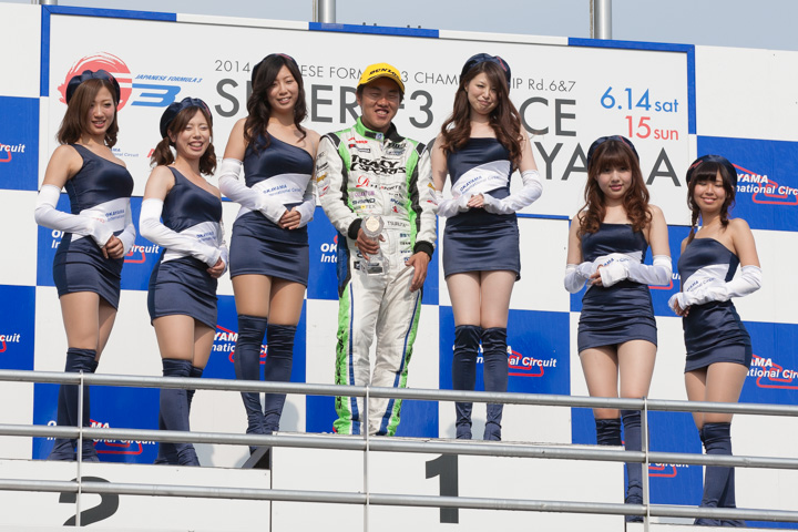 決勝レース: アルミクラスの暫定表彰式、優勝の鶴田和弥
