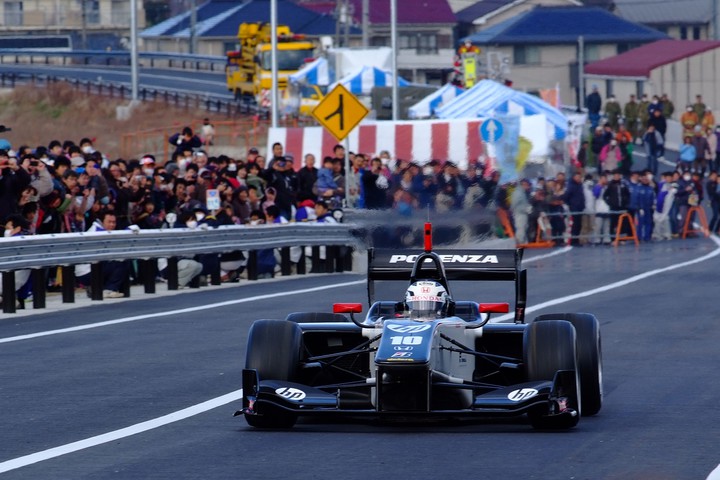 中勢バイパス鈴鹿工区開通記念イベント: ダラーラ-SF14が塚越広大のドライブで公道を走った！