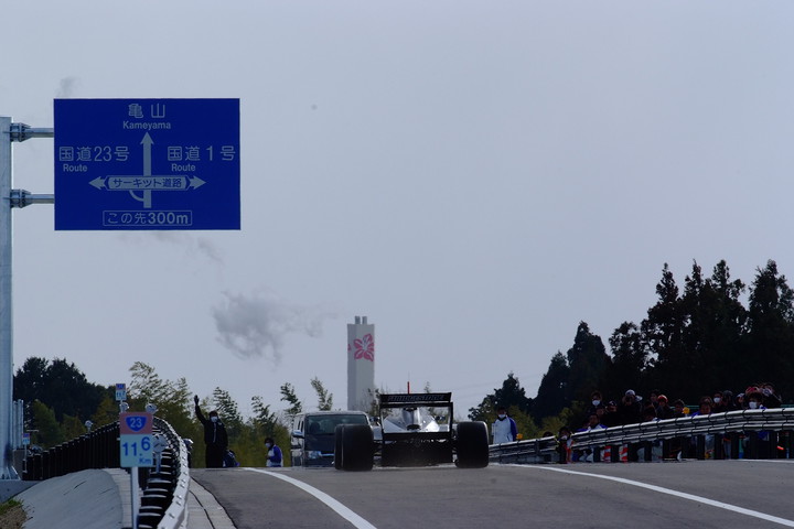 中勢バイパス鈴鹿工区開通記念イベント: ダラーラ-SF14が塚越広大のドライブで公道を走った！