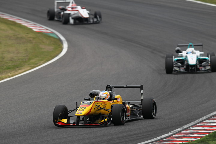 スタートでトップに立ったのは高星明誠（B-MAX）