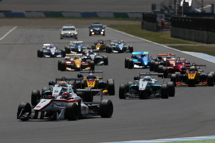 14周の決勝レースがスタートした