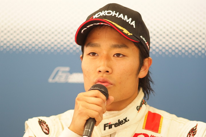 決勝記者会見: 優勝の松下信治（HFDP RACING F312）