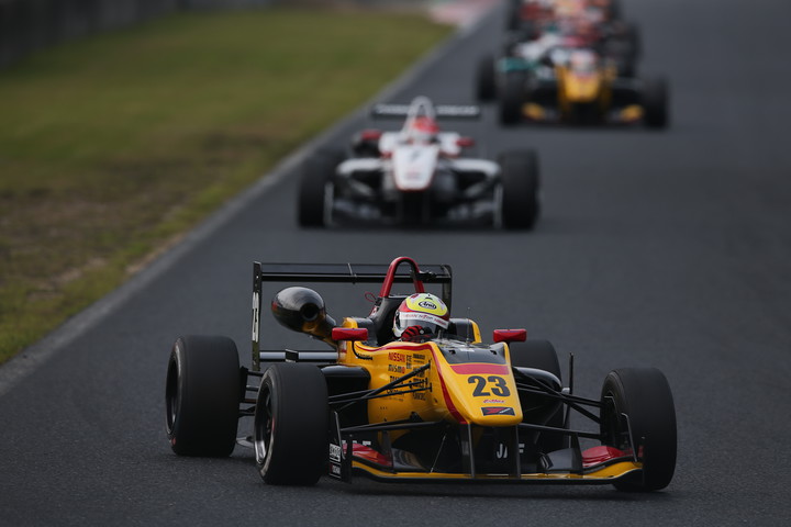 スタートでトップに立ったのは佐々木大樹（B-MAX NDDP F312）