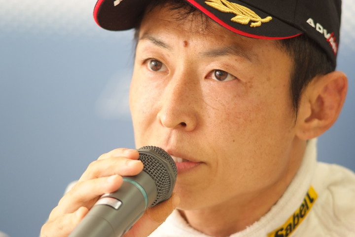 決勝記者会見: Nクラス優勝の小泉洋史（Net Move Hanashima Racing）