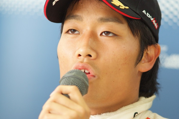 決勝記者会見: 2位の松下信治（HFDP RACING F312）