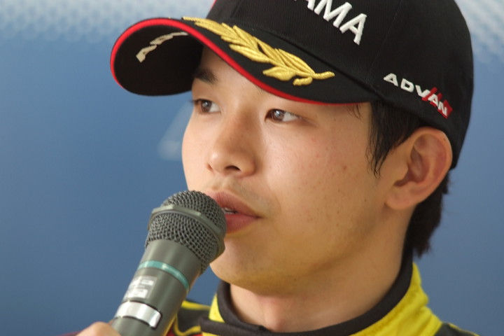 決勝記者会見: 優勝の佐々木大樹（B-MAX NDDP F312）