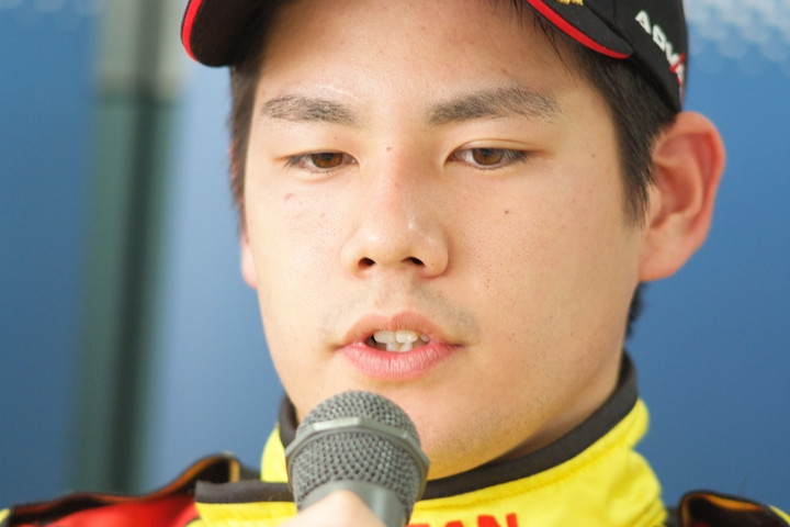 決勝記者会見: 3位の高星明誠（B-MAX NDDP F312）