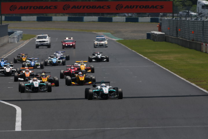 25周の決勝レースがスタートした