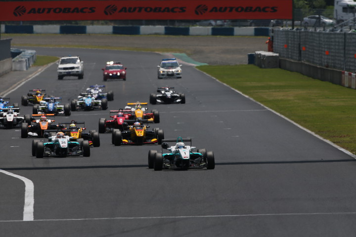 25周の決勝レースがスタートした