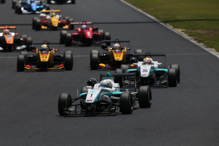 25周の決勝レースがスタートした